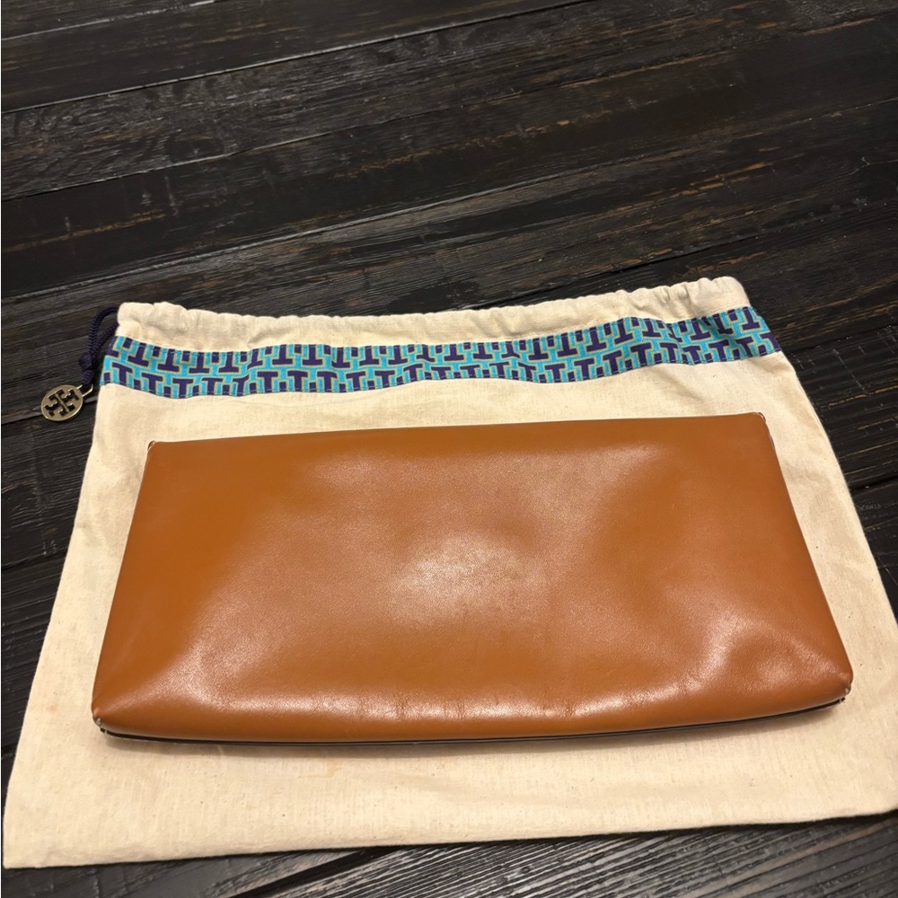 Tory Burch Brown Clutch with Logo Accent - Picture 4 of 4